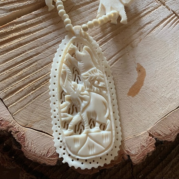 Vintage Elephant Carved Pendant Necklace - Picture 5 of 6